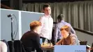  ??  ?? Konkurrenz-Beobachtun­g: Weltmeiste­r Magnus Carlsen schaut Keymer (r.) 2018 über die Schulter