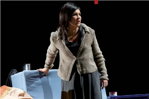  ??  ?? Anna Netrebko e, nella pagina seguente, Cecilia Bartoli (attesa in “Norma”), due star
del Festival di Salisburgo. Sopra la Bartoli Maurizio Pollini e, nella foto grande che apre il
servizio alle pagine 22 e 23, Mitsuko Uchida