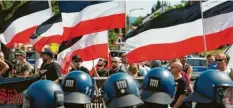  ?? Foto: Swen Pförtner, dpa (Symbolbild) ?? Mitglieder der Skinhead‐Vereinigun­g „Voice of Anger“wurden unter anderem im Landkreis Günzburg durchsucht.