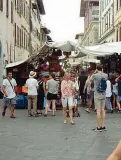  ??  ?? Il banchi del mercato di via dell’Ariento sono senza protezione dal lato di piazza San Lorenzo