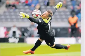  ?? FOTOS (2): PICTURE-ALLIANCE ?? Der Kölner Timo Horn (21) legte einen Blitzstart als Bundesliga-Torhüter hin. Gleich in seiner ersten Saison in der höchsten Klasse gehört er zu den Besten seines Fachs.