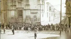  ??  ?? Traslado de los presos de la Cárcel de Belem en la actual esquina de Regina y Bolívar, con el templo de Regina Coeli del lado izquierdo.