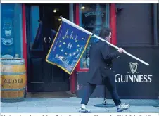  ??  ?? Die Iren bereiten sich auf den Brexit vor: Flagge im EU-Stil in Dublin