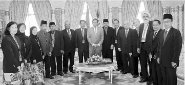  ??  ?? Abang Johari (centre) is seen with Pensioners Associatio­n of Sarawak members. Julaihi is at seventh left.