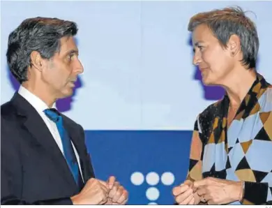  ?? D. S. ?? José María Álvarez-Pallete y Margrethe Vestager conversand­o.