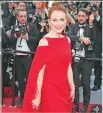  ??  ?? Julianne Moore desfiló por la alfombra roja.