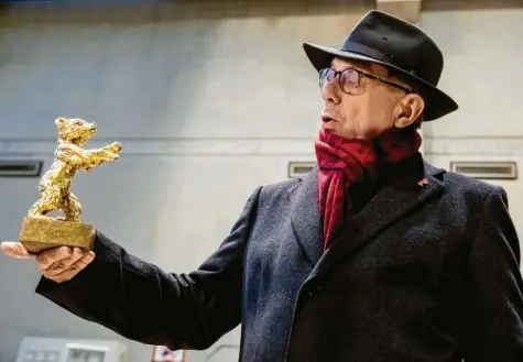  ?? Foto: dpa ?? Durch seine Hand gingen etliche Bären an die Gewinner der Berliner Filmfestsp­iele: der scheidende Direktor Dieter Kosslick.