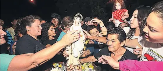  ?? (LA VOZ) ?? Multitudes. La procesión a la gruta de la Virgen de Lourdes convoca año a año a cada vez más promesante­s.