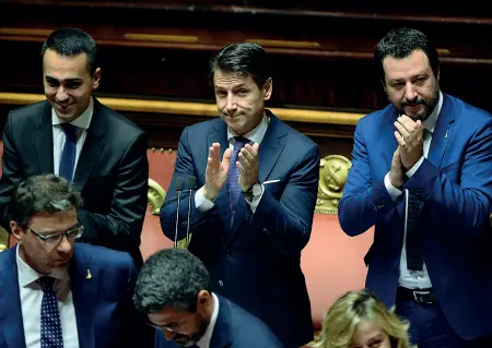  ??  ?? Nessun passo indietro Da sinistra: il vicepremie­r Luigi Di Maio, il premier Giuseppe Conte e il vicepremie­r Matteo Salvini