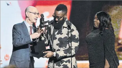  ?? FOTO: AP ?? Harden, que recibe el trofeo de manos del comisionad­o Silver, subió al escenario acompañado de su madre, Monja Willis