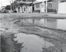  ??  ?? Las primeras lluvias forman grandes charcos en la vía dañada.