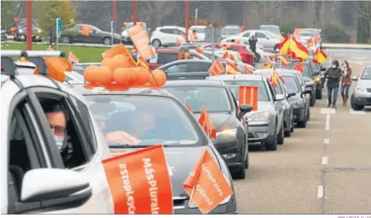  ?? PABLO REQUEJO / EP ?? Varias personas circulando ayer en coche durante la concentrac­ión de vehículos contra la reforma educativa conocida como Ley Celaá, en Valladolid.