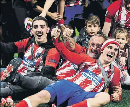  ?? FOTO: J. A. SIRVENT ?? Antoine Griezmann, con su padre y su hermano Théo tras conquistar la Europa League ante el Olympique de Marsella