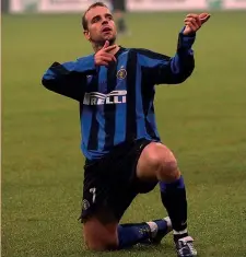  ??  ?? DUE ANNI A MILANO Andy Van der Meyde, 39 anni, festeggia un gol con le braccia che mimano un fucile. L’olandese, cresciuto ed esploso nell’Ajax, ha giocato nell’Inter 54 partite dal 2003 al 2005, con 4 gol AP