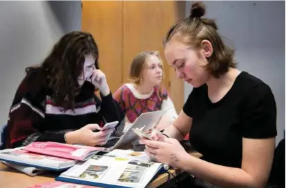  ??  ?? LØSER OPPGAVER: Agathe Nordvik (15) (fra v.), Martine Gudim (14) og Johanne Svanevik (15) løser oppgaver på skolen både med bøker og mobil. Det synes de fungerer fint.