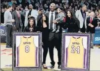  ?? FOTOS: AP ?? Instantes del tributo que recibió Kobe en la cancha de los Lakers. Acompañado de su familia, el ex jugador vio retirados los dorsales 8 y 24 que lució durante su carrera NBA