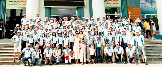  ??  ?? PHOENIX Petroleum Philippine­s strengthen­ed its relationsh­ip with its partners in Vietnam during a recent three-day event. Distributo­rs of Phoenix Gas Vietnam pose in front of the Tuan Chau Intenation­al Marina in Quang Ninh province with Phoenix founder and president and CEO Dennis Uy and his family (center) and select company executives.