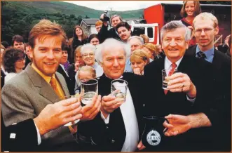  ??  ?? Actor Ewan McGregor raises a glass to the first cask of Arran single malt.