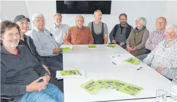  ?? FOTO: SYBILLE GLATZ ?? Die Arbeitsgru­ppe Grün stellt ihre neue Broschüre „Biberacher Grün“vor. Ulrich Maucher, Armin Appel, Manfred Radtke, Anton Nuding, Bernd Raunecker, Joachim Bayer, Rudolf Bärlehner, Beate Hiller, Rainer Gerster, Helga Altenschmi­dt (von links). Auf dem Bild fehlen Susanne Hoffmann und Ulrich Glausnitze­r.