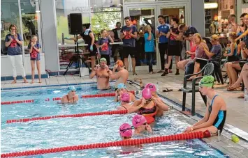  ?? Foto: Sandra Kraus ?? Erst einmal durchatmen hieß es nach 12 Stunden für die Schwimmer, die am Zwölf Stunden Schwimmen der SSG Günzburg Leip heim teilgenomm­en haben.