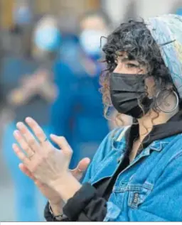  ??  ?? Una mujer aplaude en uno de los momentos del acto del Día de la Mujer.