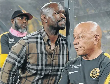  ?? Picture: Gallo Images ?? From left, Brian Baloyi, Steve Komphela and Shosho Mackenzie are dejection personifie­d during another failed Kaizer Chiefs match.