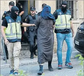  ?? ATIENZA / EFE ?? La Policía traslada a un detenido en la ciudad mallorquin­a de Inca