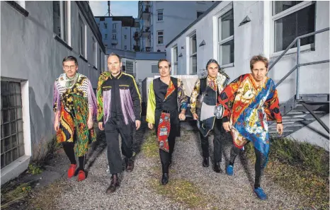  ?? FOTO: FRANK EGEL/FACTORY 92 ?? Sänger Schorsch Kamerun (rechts) und seine Band Die Goldenen Zitronen positionie­ren sich gegen Rechtspopu­lismus, Falschmeld­ungen und eine Verklärung der Vergangenh­eit.