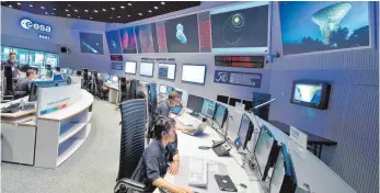  ?? FOTO: DPA ?? Experten verfolgen im Kontrollze­ntrum der Esoc den Flug der Raumsonde Rosetta.