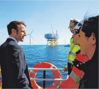  ?? FOTO: STEPHANE MAHE/AFP ?? Der französisc­he Präsident Emmanuel Macron hat den Offshore-Windpark Saint-Nazaire vor der Küste der Halbinsel Guerande eingeweiht.