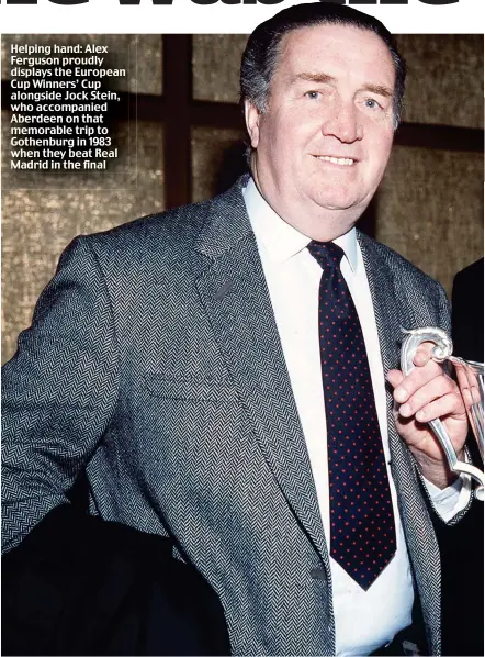  ??  ?? Helping hand: Alex Ferguson proudly displays the European Cup Winners’ Cup alongside Jock Stein, who accompanie­d Aberdeen on that memorable trip to Gothenburg in 1983 when they beat Real Madrid in the final