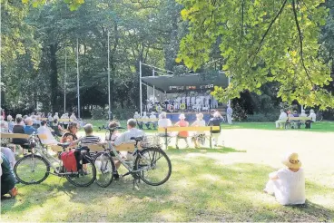  ?? FOTO: DMT ?? Fast bei jedem Wetter finden die Sonntagsko­nzerte im Hofgarten statt.