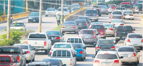  ?? FOTO: FRANKLIN MUÑOZ ?? VIALIDAD. El parque vehicular en San Pedro Sula es de 270,000 entre carros y motos .