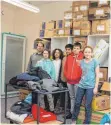  ?? FOTO: LANG ?? Tobias Ernst (links) und seine Schüler bereiten den Hilfstrans­port nach Rumänien vor.
