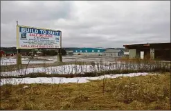  ?? H John Voorhees III / Hearst Connecticu­t Media ?? A 2.5-acre site at Miry Brook and Sugar Hill roads near Danbury Municipal Airport, where a new Mercedes-Benz dealership is proposed.