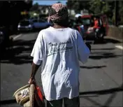  ?? (Photo AFP) ?? En Guadeloupe, une femme porte un t-shirt où est incrit « Tous contre le chlordécon­e ».