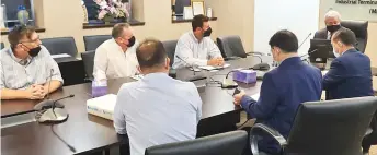  ?? ?? Awang Tengah (head of table, right) and his team in a discussion with his Australian guests at his office.