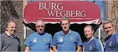  ??  ?? Berti Vogts (zweiter von rechts) logierte 2013 als Nationaltr­ainer mit der Nationalma­nnschaft Aserbaidsc­hans bei Lothar Rhönisch (links) auf Burg Wegberg.