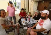  ?? (Photo Eric Ottino) ?? À l’heure de l’apéro dans le village, chacun évoquait l’affaire. Beaucoup imaginant Marc Floris déjà loin.