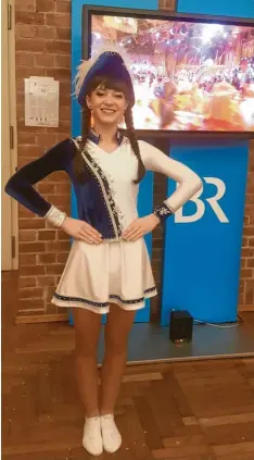  ?? Fotos: Schuster ?? Sarah Schuster während der Aufzeichnu­ng für „Schwaben weißblau“. Die 16-Jährige aus Oberbechin­gen trat dort als Tanzmariec­hen auf.