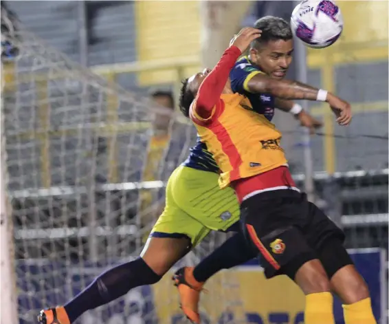  ?? RAFAEL PACHECO ?? Frank Zamora pelea la pelota en las alturas con el defensor florense, Cristian Reyes.