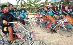  ?? FIRMA ZUHDI AL FAUZI/JAWA POS ?? TAMBAH SEHAT: Derens Agus Prasetyo, siswa kelas VIIC (kiri) mengikuti gowes bersama rekan-rekan sekolahnya untuk memperinga­ti Hari Kartini pada Sabtu (22/4).