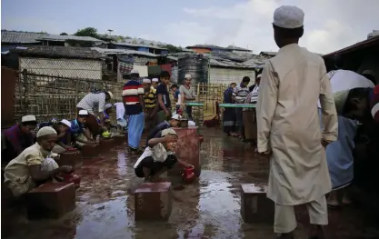  ??  ?? Rohingyer i ett flyktinglä­ger i Bangladesh i veckan.