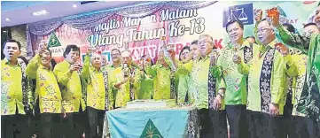  ??  ?? PRS secretary general Datuk Joseph Salang Gandum (fifth left) leads party members in a toast session. Also seen is Masing (sixth left)