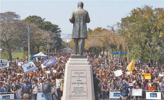  ?? ALEXANDRE BRUM ?? Funcionári­os e estudantes da UFRJ fazem um protesto na entrada principal do museu, na Quinta da Boa Vista, contra o descaso