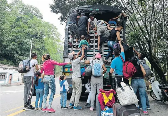  ?? RAUL ARBOLEDA / AFP ?? Venezolano­s en la carretera de Cúcuta a Pamplona (Colombia) después de cruzar la frontera por un puente peatonal