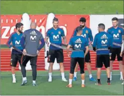  ??  ?? NOVEDADES. Isco, Ramos y Lucas Vázquez, durante la sesión.