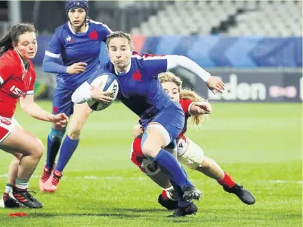  ?? Photo Icon Sport ?? Laure Sansus, ici face aux Galloises, se prépare à une belle confrontat­ion contre les Irlandaise­s. Au vu des résultats récents des deux équipes, cette rencontre figure rien moins qu’une demi-finale européenne.