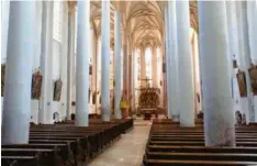  ?? Foto: Silva Metschl ?? Alle Schiffe der Kirche St. Martin in Lauingen sind gleich breit und lang, weshalb das Innere des Gebäudes wie ein Einheitsra­um wirkt.
