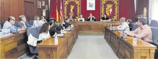  ?? JAVIER FLORES ?? Reunión del conseller de Sanitat con alcaldes del departamen­to de salud de Vinaròs, que tuvo lugar en el ayuntamien­to de la capital del Baix Maestrat.
